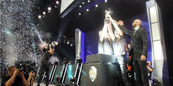 Fnatic-kapteinen gir poker-kunnskapene til treneren mye av æren for superstrategiene