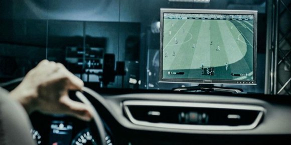 Nissan har brukt seks måneder på å gjøre en bil om til en PS4-kontroller