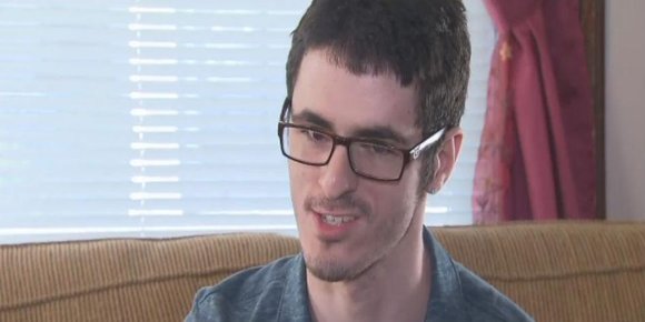 Cerebral parese-syke Peter sleit med å bruke PS4-kontrolleren