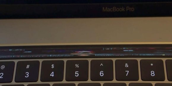 Her kjører «Doom» på knapperaden til Macbook Pro