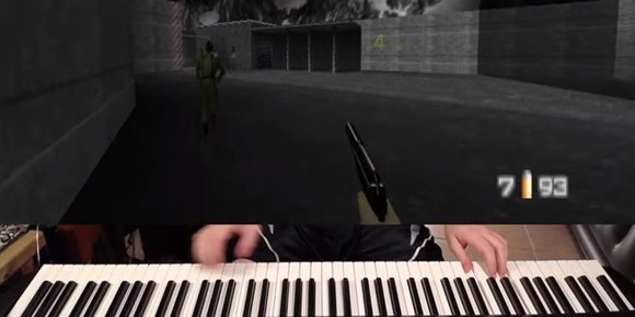 Spiller gjennom «GoldenEye» på piano