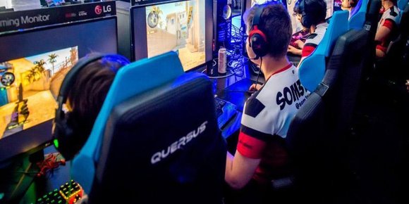 Forskere ser mønster i hvordan gode esport-spillere sitter