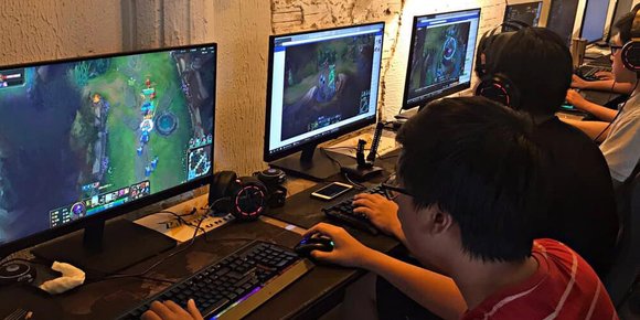 Vietnamesiske internettkaféer har begynt å leie ut pc-ene sine etter koronastenging