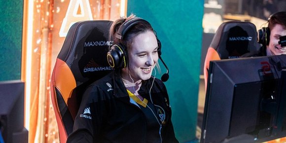 «Rocket League»-kommentator truffet av lynet under kamp