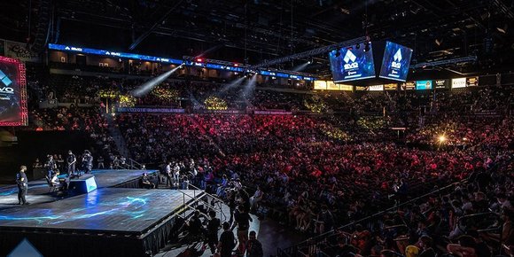 Online-varianten av Evo 2020 avlyst etter at toppsjefen betalte barn for å ta av seg klærne