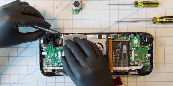 Valve sier du kan reparere Steam Deck selv, og viser hvordan i ny video