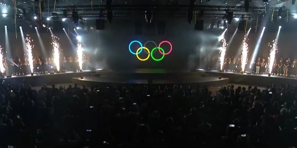 Knappe 1000 personer så åpningen av «OL i e-sport»