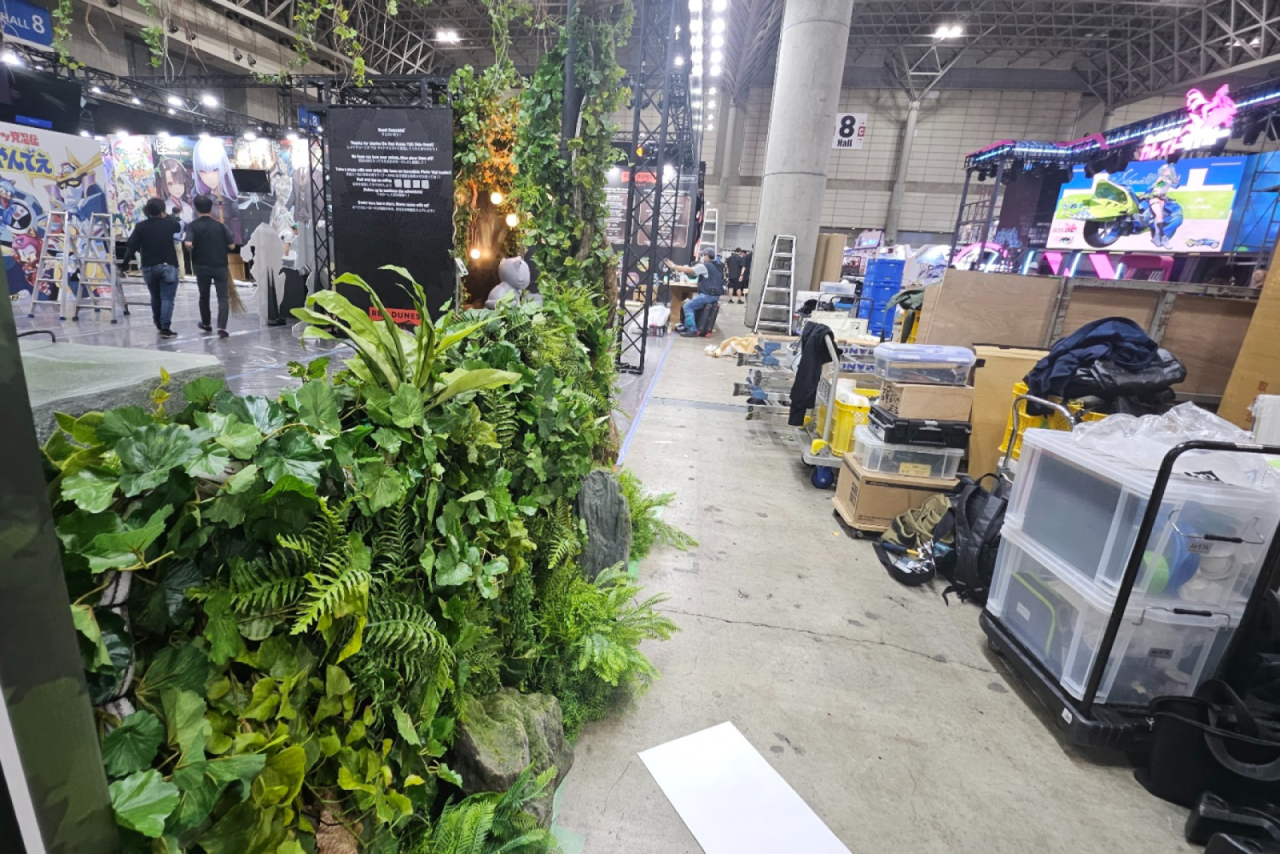 Planter ble pakket ut rundt omkring og satt opp. Plastikk, såklart.