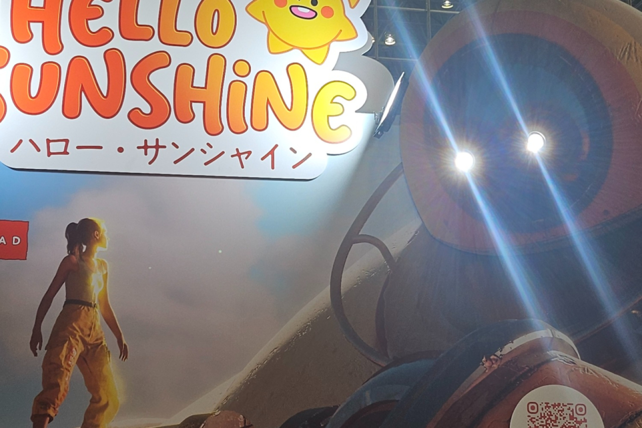 Et par lyskastere ga Hello Sunshine-roboten en ekstra piff – og tiltrakk oppmerksomhet.